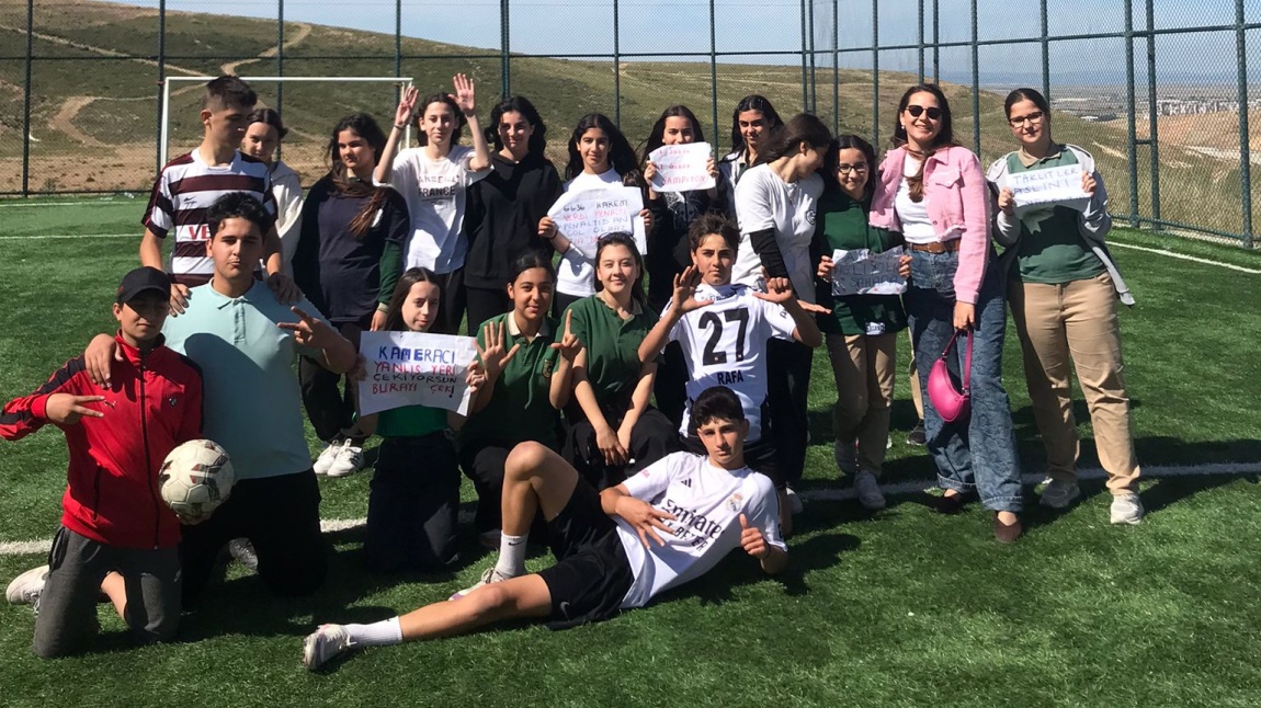 Asarlık Toki Ortaokulu futbol turnuvasında kazanan Nurgül DOĞAN ve sınıfı 7-B  oluyor. Azimleri takdire şayan tebrik ederiz.
