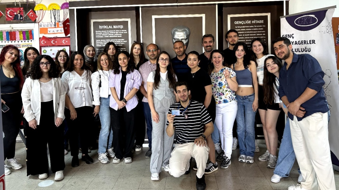Ege üniversitesi genç kimyagerler topluluğu ile okulumuzun fen ve teknoloji kulübü sosyal projesi kapsamında okulumuz öğrencileriyle kolonya yapma etkinligi düzenlendi.